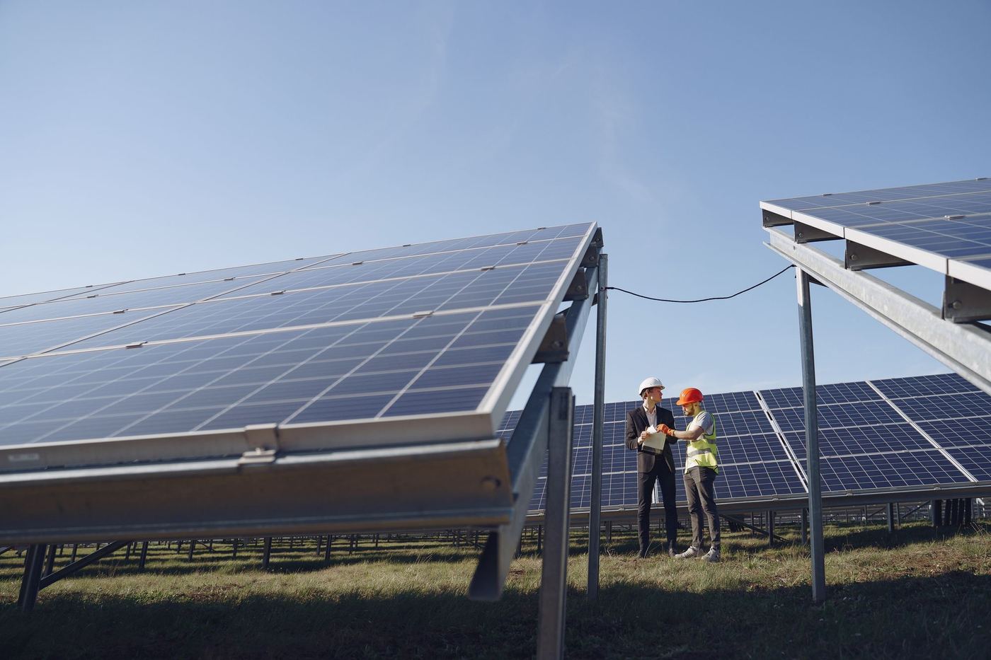 Ingenieros revisando una planta solar en construcción