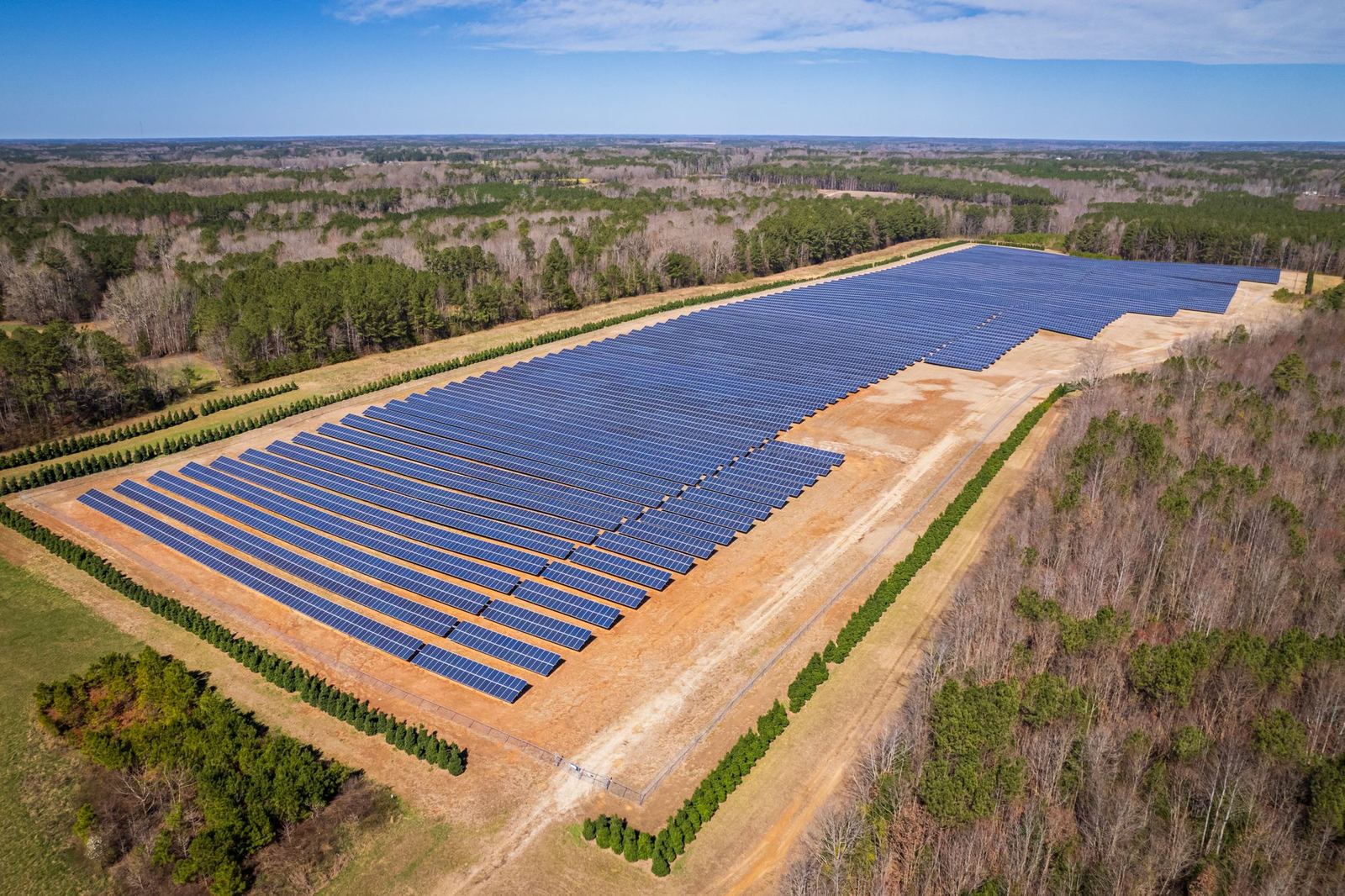 Vista aérea de una planta solar entre campos
